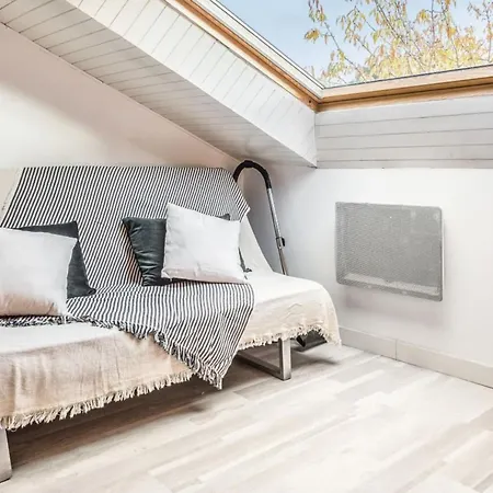 Atypical And Bright Flat In Patte-d'oie District In - Welkeys *