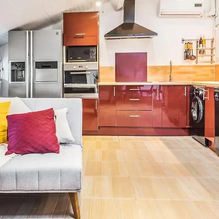 Atypical And Bright Flat In Patte-d'oie District In - Welkeys *